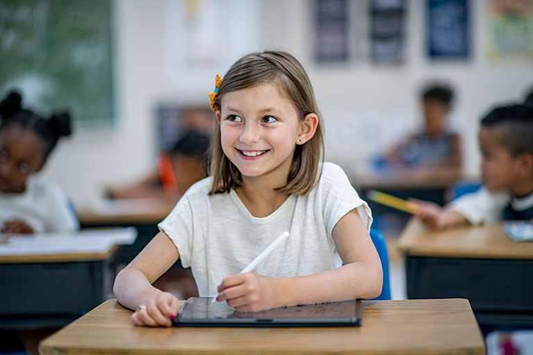 Niña en clase sonriendo